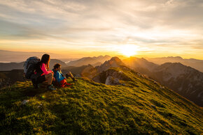 <p>Wanderer im Sonnenaufgang auf den Berggipfeln der Karawanken im Rosental in Kärnten.</p>