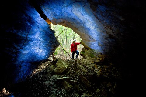 Lost Places im Alpen-Adria-Raum. Verfallene und vergessen Gebäude bei den spannenden Gravelbike Touren vom Wörthersee aus entdecken.Alte Bergauhöhle aus Zeiten des Goldbergbaus bei Plescherken im Keutschacher Seental.