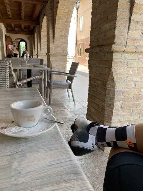 <p>Rennrad Tour nach Marano Lagunare. Kaffeepause während einer Rennradtour in der Altstadt.</p>