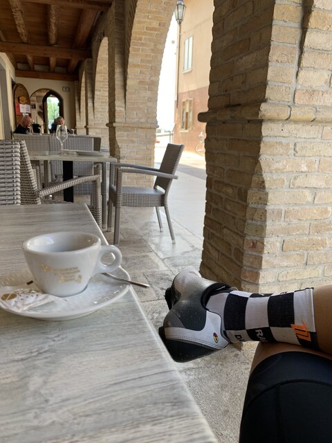 Rennrad Tour nach Marano Lagunare. Kaffeepause während einer Rennradtour in der Altstadt.