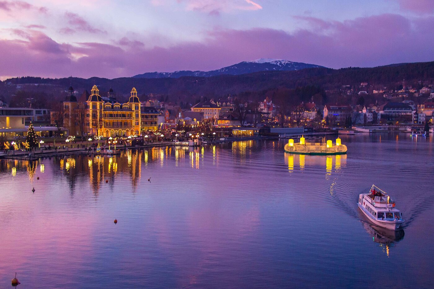 <p>Adventschifffahrt Engerlschiff in Velden am Wörthersee in winterlicher Stimmung mit winterlich gefärbtem Himmel.</p>