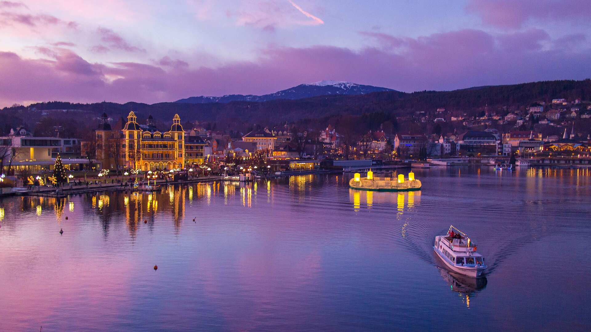 <p>Adventschifffahrt Engerlschiff in Velden am Wörthersee in winterlicher Stimmung mit winterlich gefärbtem Himmel.</p>