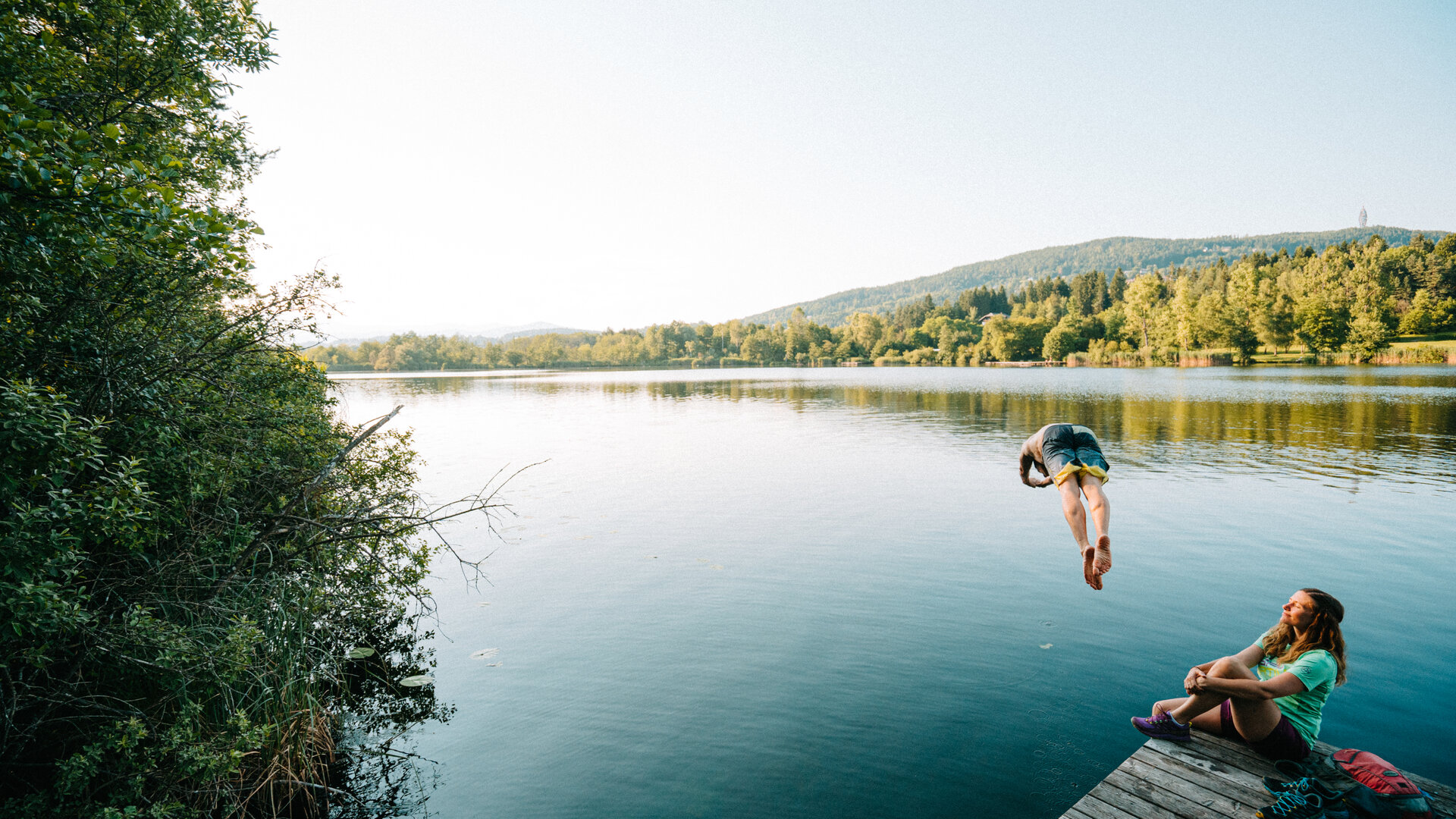 <p>Paar beim Wandern am Wörthersee mit kurzer Abkühlung beim Sprung in den Hafnersee.</p>