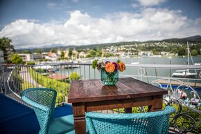 Das Beachhouse, direkt in der Bucht des Wörthersees im Zentrum von Velden verbindet, wie kein anderes Restaurant, die Themen: See, Essen, Menschen, gechillter Lifestyle und Entspanntheit.&nbsp;