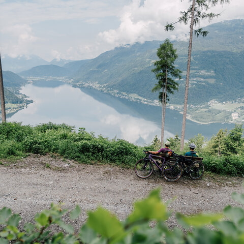 <p>Gravelbike Tour in die Ossiacher Tauern mit Aussicht auf den Ossiacher See.</p><p>Gravelbike Touren. Vom Wörthersee aus mit dem Gravelbike Kärnten, Slowenien und Italien entdecken. Grenzenlos in der Natur biken und spannende Lost Places erleben.</p>
