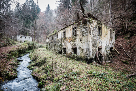 Lost Places im Alpen-Adria-Raum. Verfallene und vergessen Gebäude bei den spannenden Gravelbike Touren vom Wörthersee aus entdecken.Am Bild Ruinen des alten Mühlendorfes in der Nähe von Arnoldstein.