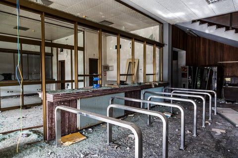 Lost Places im Alpen-Adria-Raum. Verfallene und vergessen Gebäude bei den spannenden Gravelbike Touren vom Wörthersee aus entdecken.Am Bild der alte Fahrkartenschalter des verfallenen Bahnhofs "Tarvisio Centrale" in Tarvis.
