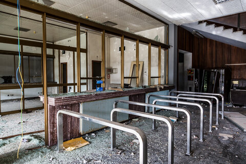 Lost Places im Alpen-Adria-Raum. Verfallene und vergessen Gebäude bei den spannenden Gravelbike Touren vom Wörthersee aus entdecken.Am Bild der alte Fahrkartenschalter des verfallenen Bahnhofs "Tarvisio Centrale" in Tarvis.