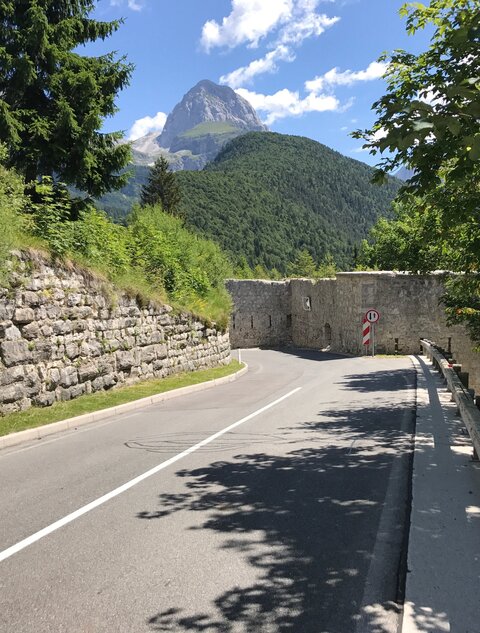 Ostauffahrt zum Predilpass bei der Talsperre Predil mit Blick auf den malerischen Mangart.Rennrad Tour durch Kärnten, Slowenien und Italien.