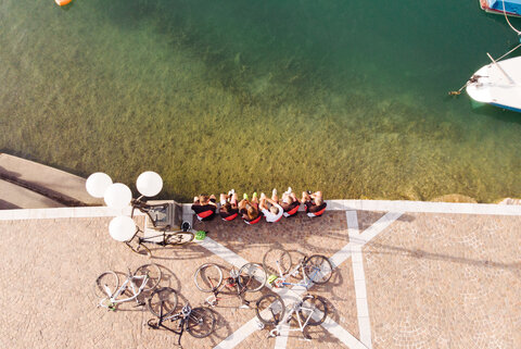 Gruppe bei einer Rennrad Tour am Wörthersee. Entspannter Genuss bei selektiven Routen am Straßenrad.