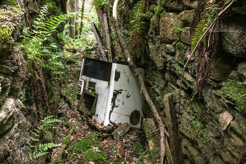 Lost Places im Alpen-Adria-Raum. Verfallene und vergessen Gebäude bei den spannenden Gravelbike Touren vom Wörthersee aus entdecken.Verfallenes Einsiedlerhaus am Schluchtenweg in den Ossiachertauern mit altem Holzherd.