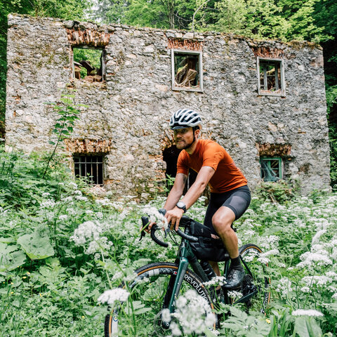 <p>Gravelbiker im Mühlental bei Arnoldstein bei einer der Mühlenruinen. Heute ein Lost Place.</p><p>Gravelbike und Lost Places sind ein Erlebnis für alle begeisterten Radsportler am Wörthersee. Entdecke Touren und Geschichten in Kärnten, Slowenien und Italien. Zahlreiche Gravelbike Strecken führen direkt an den Lost Places vorbei. Fotomotive gibt es hier für Instagram und Facebook jede Menge.</p>