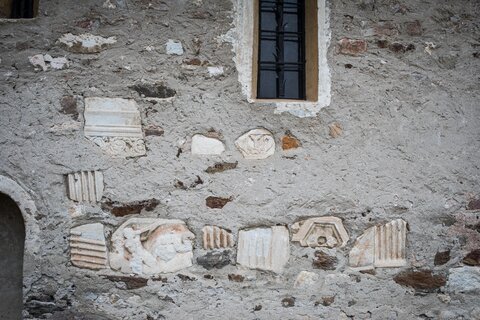 Lost Places im Alpen-Adria-Raum. Verfallene und vergessen Gebäude bei den spannenden Gravelbike Touren vom Wörthersee aus entdecken.Am Bild die Kapelle in Gratschach in deren Mauer alte römische Grabsteine eingemauert wurden.