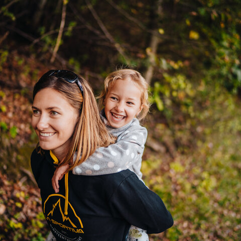 <p>Familie beim Wandern in der herrlichen Landschaft entlang der Wanderwege in der Region Wörthersee.</p>