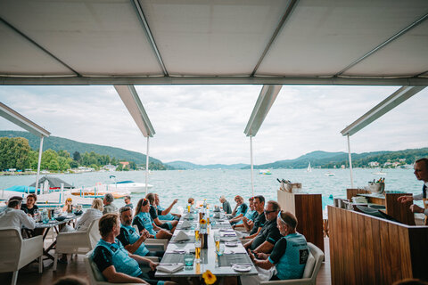 Gruppe bei einer Rennrad Tour am Wörthersee. Entspannter Genuss bei selektiven Routen am Straßenrad.