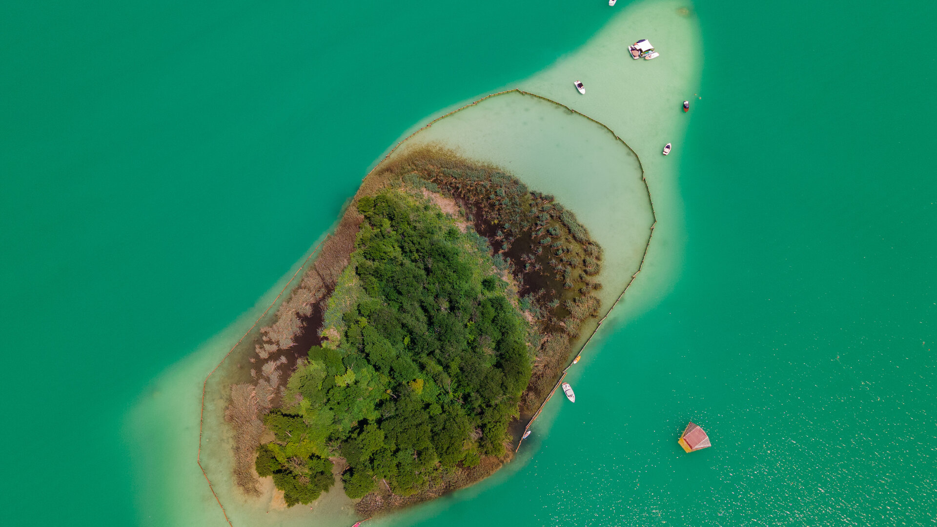 <p>Luftaufnahme Wörthersee mit Kapuzinerinsel.</p>
