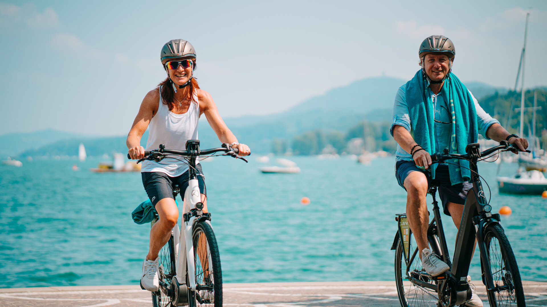 <p>Paar bei einer Fahrrad Tour mit dem e-Bike am Ufer des türkisen Wörthersee in Kärnten. </p>