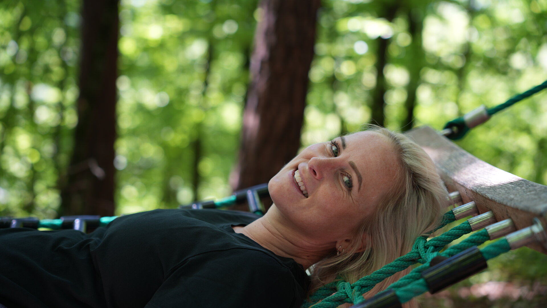 <p>Porträt der Psychologin Stefanie Egger beim Podcast zeit.LOS am Schaukelweg in Reifnitz.</p>