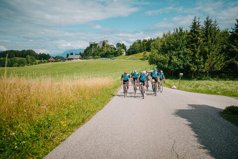 Gruppe bei einer Rennrad Tour am Wörthersee. Entspannter Genuss bei selektiven Routen am Straßenrad.