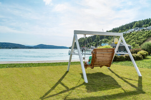 Geist und Seele baumeln lassen, in Hängematten schwingen, die Leichtigkeit fühlen und den Wörthersee spüren.