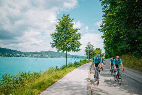 Gruppe bei einer Rennrad Tour am Wörthersee. Entspannter Genuss bei selektiven Routen am Straßenrad.