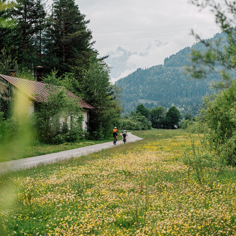 <p>Gravelbiken entlang des Ciclovia Alpe Adria bei Malborghetto.</p><p>Gravelbike Touren. Vom Wörthersee aus mit dem Gravelbike Kärnten, Slowenien und Italien entdecken. Grenzenlos in der Natur biken und spannende Lost Places erleben.</p>