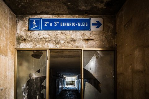 Lost Places im Alpen-Adria-Raum. Verfallene und vergessen Gebäude bei den spannenden Gravelbike Touren vom Wörthersee aus entdecken.Am Bild der alte Bahnhof von Tarvis "Tarvisio Centrale".