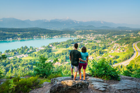 Aussichtspunkt Hohes Kreuz am Slow Trail Römerschlucht mit Blick auf Velden am Wörthersee.