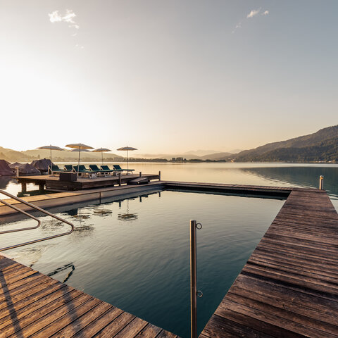 <p>Sonnenaufgang vom beheizten Außenpool beim Hotel Schoss Seefels.</p>