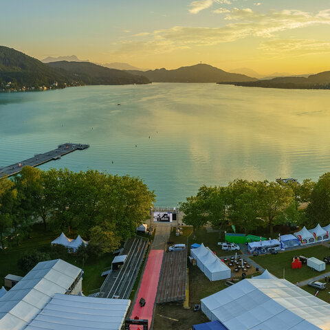 <p>Ironman Austria in Klagenfurt am Wörthersee. Sonnenuntergang über dem Zielbereich mit Blick zum Pyramidenkogel.</p>