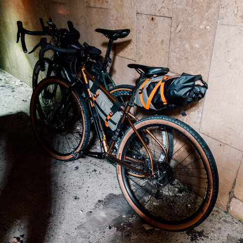 <p>Gravelbikes mit Bikepacking Taschen von birzman abgestellt an einem Lost Place.</p><p>Der verlassene Bahnhof Tarvisio Centrale ist ein Hot Spot für Lost Places Fans. Der alte Bahnhof von Tarvis befindet sich direkt am Alpen-Adria Radweg Ciclovia Alpe Adria und ist mit dem Gravelbike und Rennrad sehr gut erreichbar.</p><p>Gravelbike und Lost Places sind ein Erlebnis für alle begeisterten Radsportler am Wörthersee. Entdecke Touren und Geschichten in Kärnten, Slowenien und Italien. Zahlreiche Gravelbike Strecken führen direkt an den Lost Places vorbei. Fotomotive gibt es hier für Instagram und Facebook jede Menge.</p>