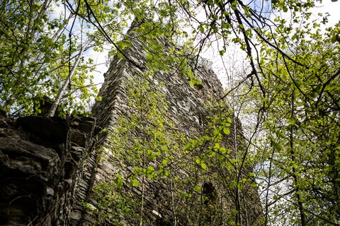 Lost Places im Alpen-Adria-Raum. Verfallene und vergessen Gebäude bei den spannenden Gravelbike Touren vom Wörthersee aus entdecken.Am Bild ein verfallener Turm der Burgruine Hochwart in der Nähe von Wernberg.
