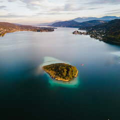 Luftaufnahme Wörthersee mit Kapuzinerinsel.