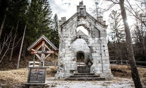 Lost Places im Alpen-Adria-Raum. Verfallene und vergessen Gebäude bei den spannenden Gravelbike Touren vom Wörthersee aus entdecken.Am Bild Friedhof und Kapelle der vergessenen Seelen bei Rosenbach.