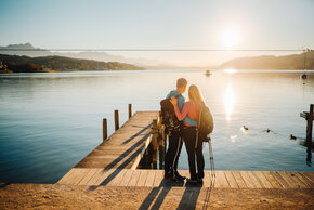 Paar beim Wandern in den Hügeln und entlang des Ufers am Wörthersee.