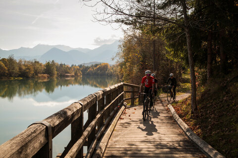 Gravelbike Gruppe in traumhafter Herbststimmung am Wörthersee. Schotter und tolle Spots in Kärnten.