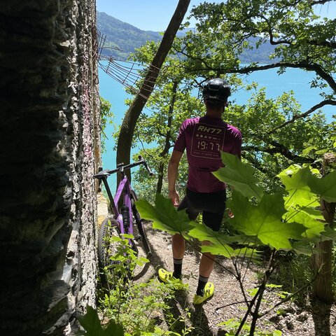 <p>Gravelbike und Lost Places am Wörthersee in Kärnten. Tour zum Schrotturm bei Krumpendorf. Im Hintergrund der türkise Wörthersee.</p>