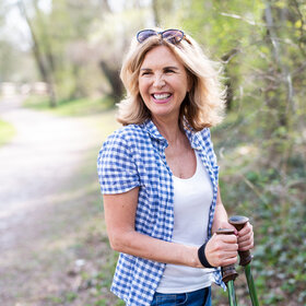 Portraitfoto einer sportlichen Dame beim Walken.