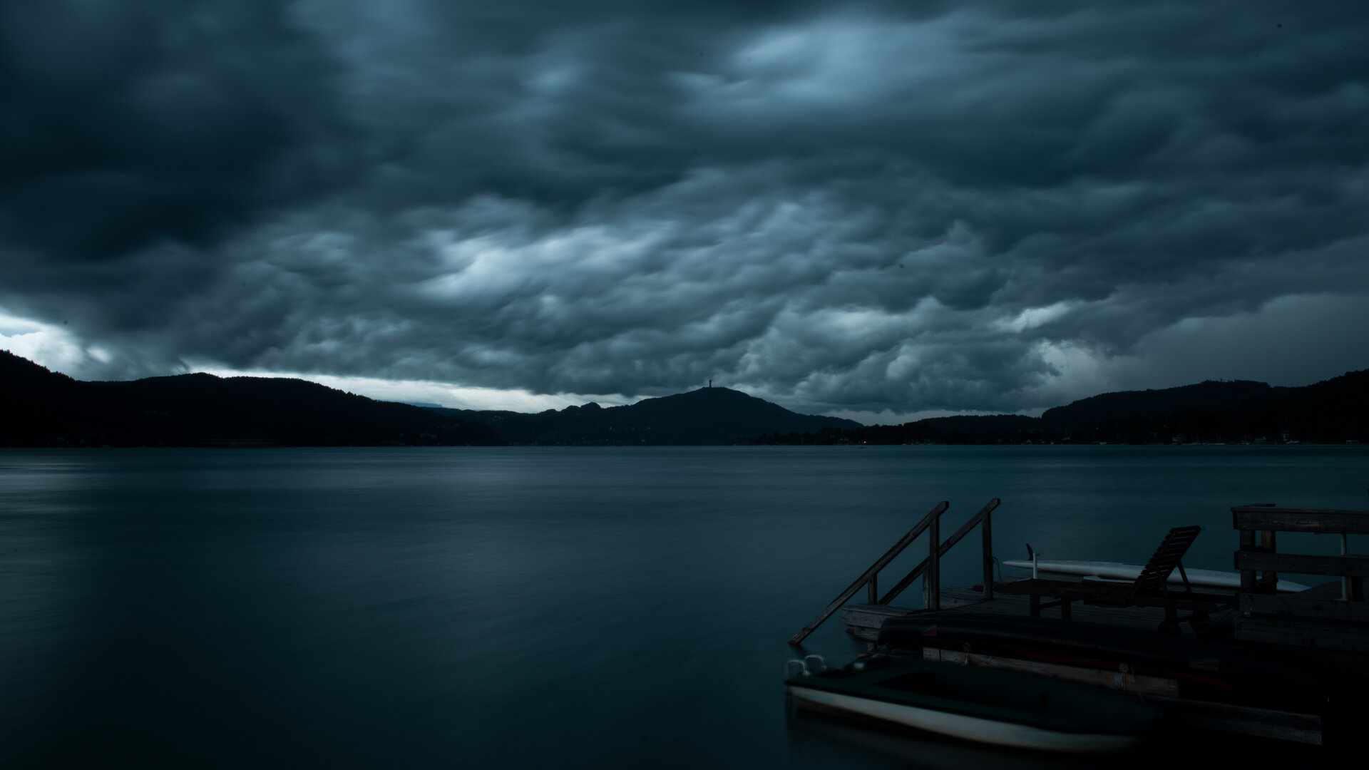 <p>Gewitterwolken über dem Wörthersee. Wörthersee Ostbucht&nbsp;mit Blick zum Pyramidenkogel.</p>