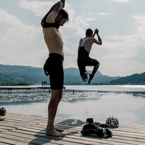 <p>Pause mit Abkühlung im Keutschacher See eines Gravelbikers und Rennradfahrers.</p><p>Gravelbike Touren. Vom Wörthersee aus mit dem Gravelbike Kärnten, Slowenien und Italien entdecken. Grenzenlos in der Natur biken und spannende Lost Places erleben.</p>