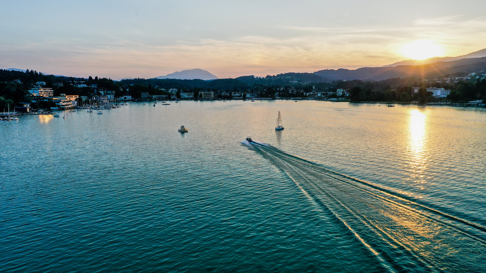 <p>Segeln im Sonnenuntergang in der Veldener Bucht am Wörthersee.</p>