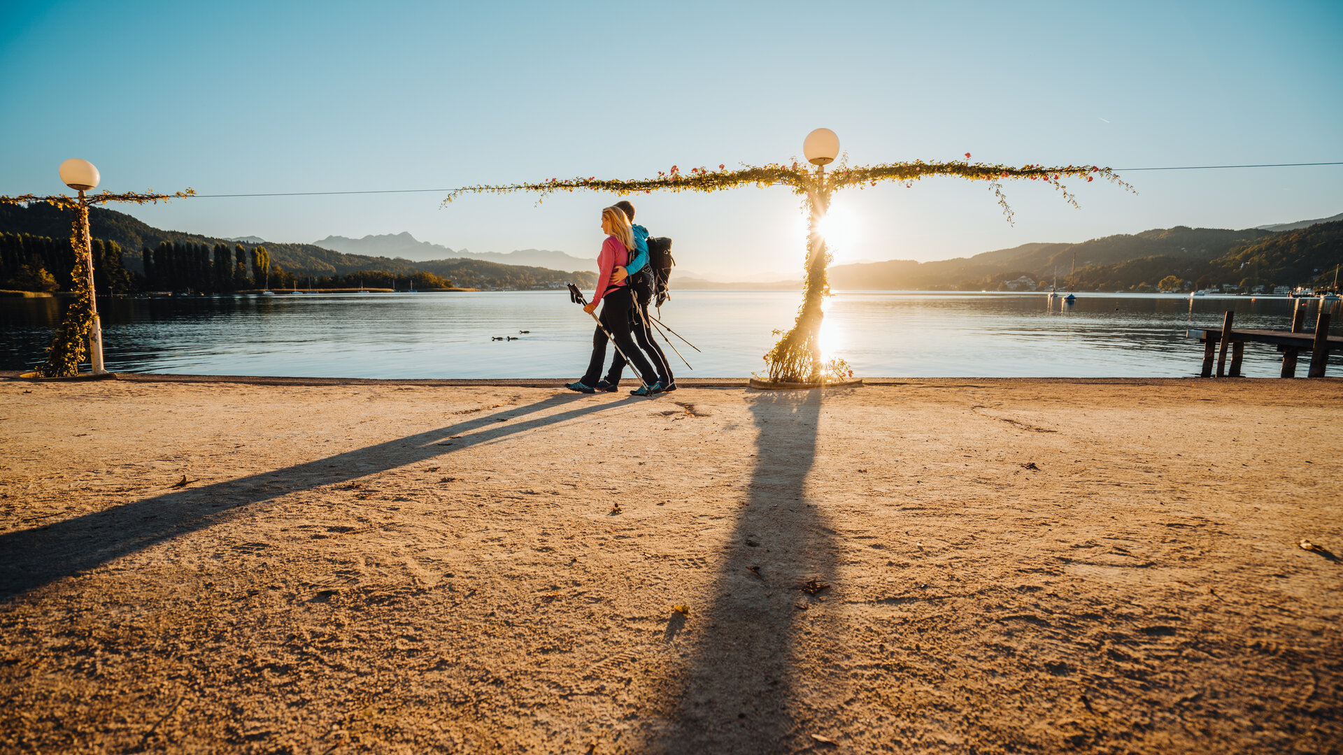 <p>Paar beim Wandern in den Hügeln und entlang des Ufers am Wörthersee.</p>