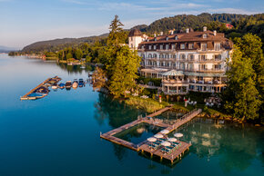 Harmonisch und architektonisch einzigartig schmiegt sich das Hotel Schloss Seefels an das Wörthersee-Ufer.&nbsp;